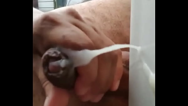 Mi amigo Adan otra ves sacandose la leche para mi