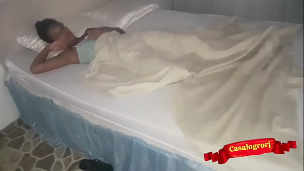 Meu padrasto me acorda para fuder