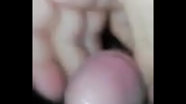 アレシュはペニスをマッサージする