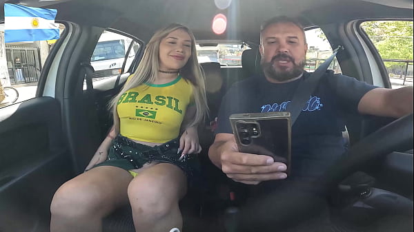 Download Video - A transexual mais bela da Argentina entra na carona e apronta pelas ruas de Buenos Aires - Argentina - Babyjazmin