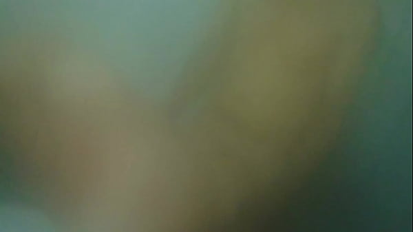 Amigos se divertem no chuveiro durante o banho