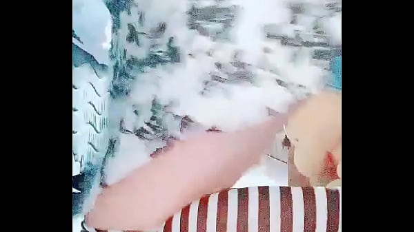 NOVINHA MOSTRANDO SEUS PEZINHOS E  SEU RABO