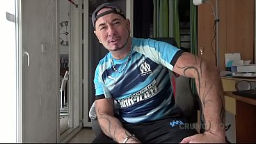 un jeune mec de 20 ans baise le cul de son pote gay et lui jouit dans le cul par surprise