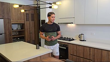 Milf pilla a su hijastro masturb&aacute;ndose y promete no decir nada a cambio de una buena cogida