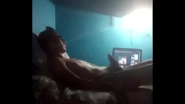 Jeune Homme Se Masturbe Dans Sa Chambre