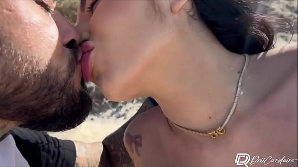 Download Video - N&atilde;o aguentei&comma; tirei meu biqu&iacute;ni na praia e sentei no cacete do meu namorado - Drii cordeiro