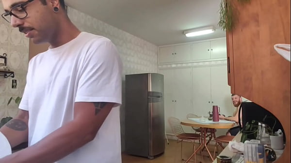 Foder a esposa do corno enquanto ele lava a lou&ccedil;a e ele nem percebeu