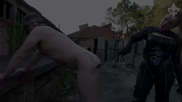 Empress Bella's Outdoor Cropping & Whipping