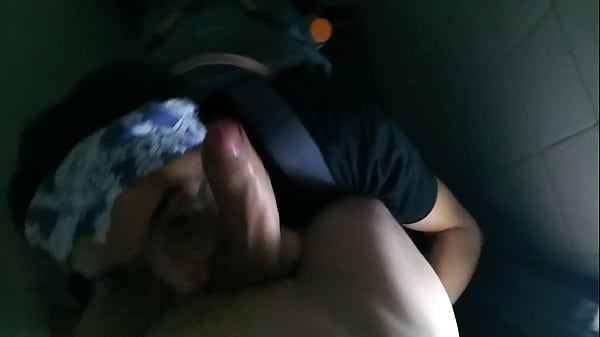 Chupando pija en un baño