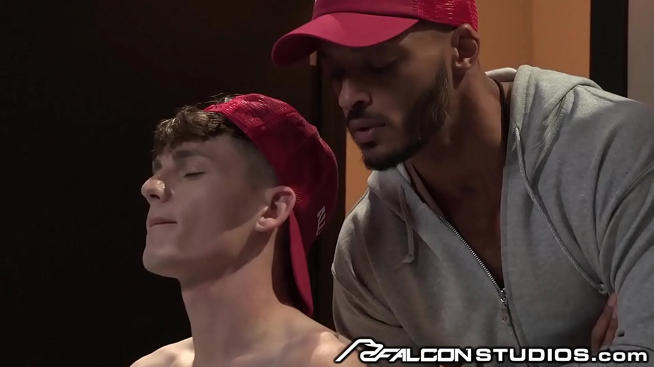 Entrenador se folla a un jovencito pervertido con toallas en el vestuario - FalconStudios
                    interracial blowjob masturbation gay muscle twink bareback coach hunks jock big dick locker room jerking off sloppy blowjob raw fuck muscle bareback avery jones dillon diaz towel boy coach student muchos negros
