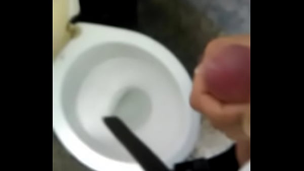 Novinho cheio de tezao bateu punheta no banheir...