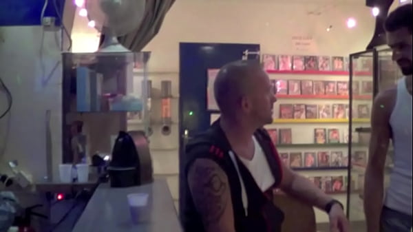 du bon sex dans une backroom d'un bar