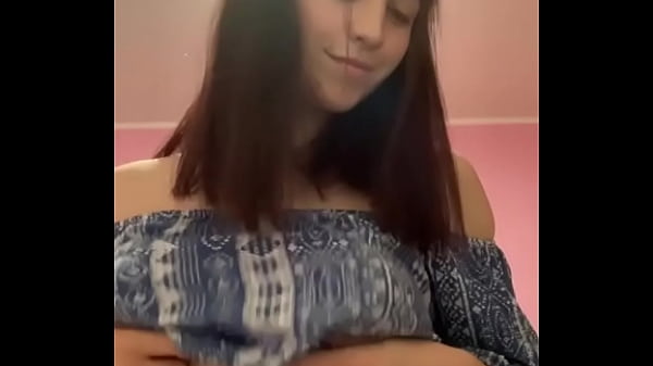 Jeune Fille Montre Ses Seins