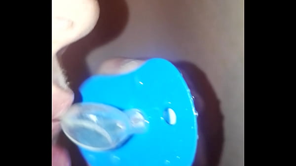 Download Video - Il pisse sur sa t&eacute;tine avant de la sucer