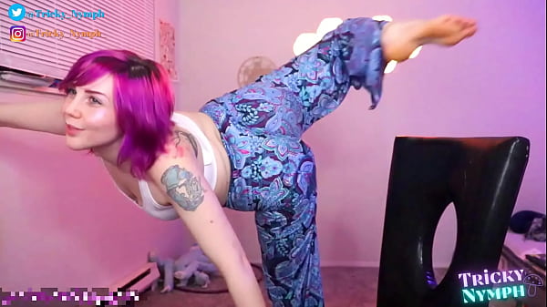 Yoga Sensuel Avec Une Nymphe Délicate