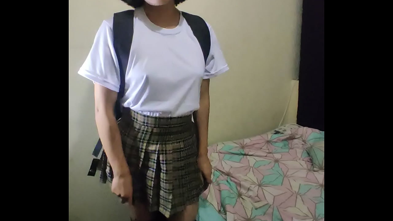 Colegiala caliente se masturba en su casa después de clase