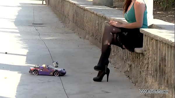 Big ass brunette like strangers toy and let im fuck her pussy public