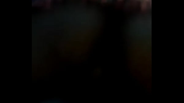 morena rabuda sentando