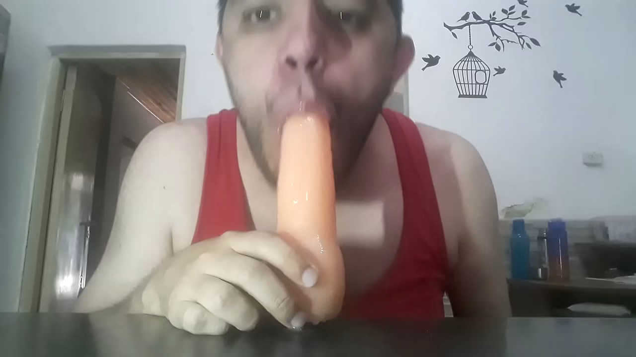 Chupando en juguete de mami 20