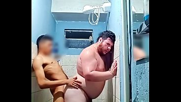 Download Video - Pegaram o Gordinho No Banheiro da Festa E Foderam At&eacute; Gozar Dentro Dele