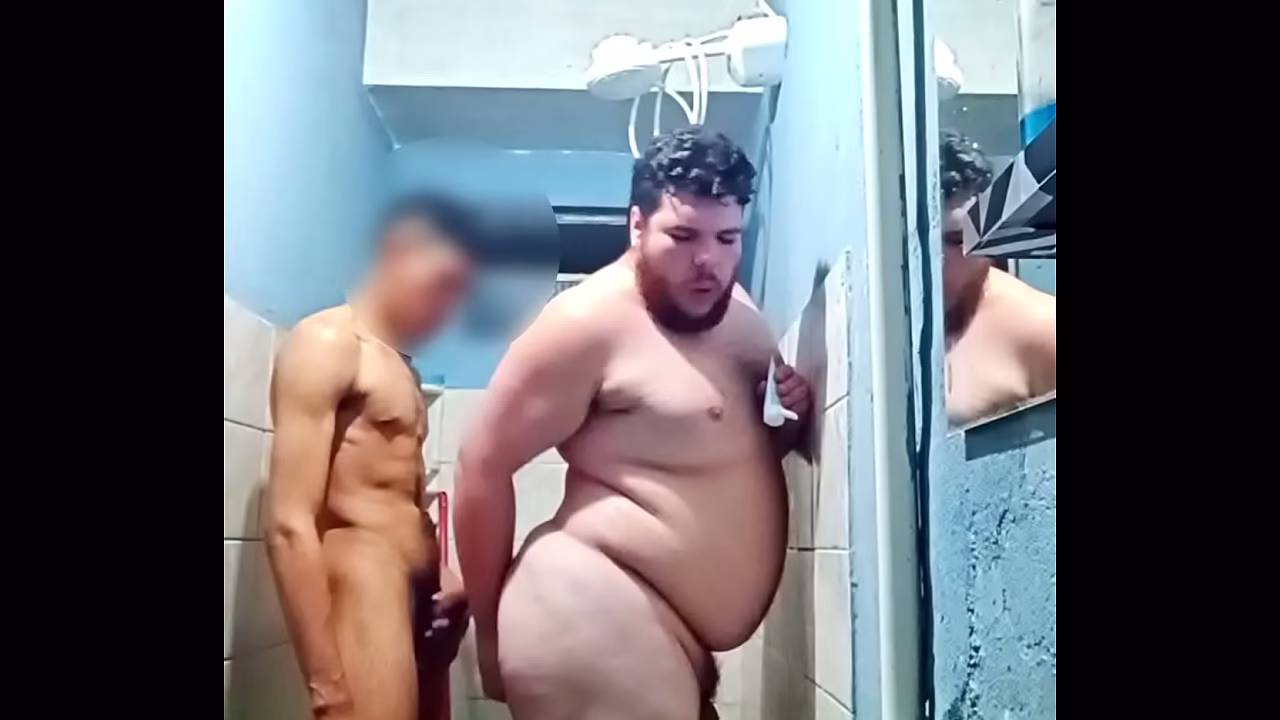 Pegaram o Gordinho No Banheiro da Festa E Foderam At&eacute_ Gozar Dentro Dele