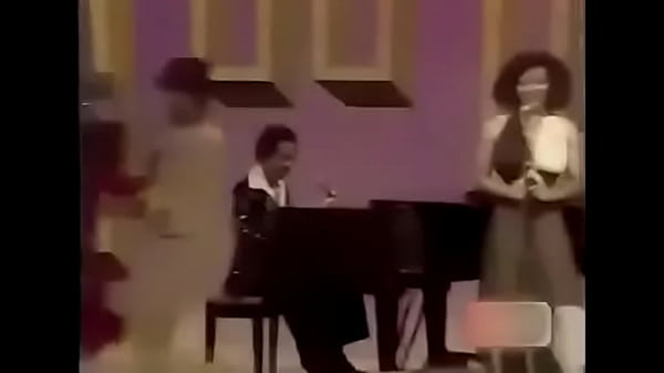 Me coje el micrófono y empieza a cantar