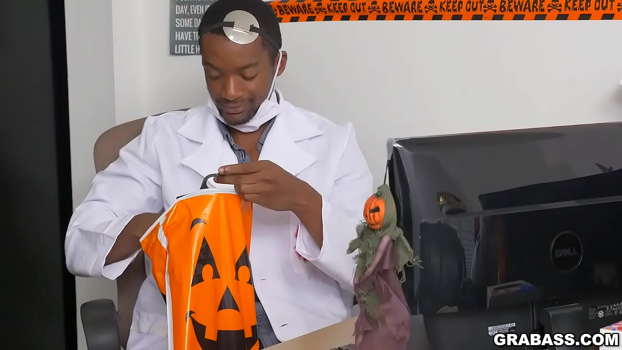 Jacking más que una linterna en las oficinas de Grab Ass para Halloween.
                       blowjob american gay muchos negros
