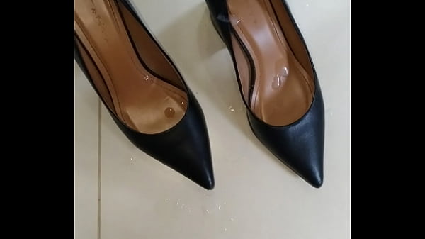 Download Video - Querem v&iacute;deo usando salto alto&comma; com consolo grosso no cuzinho igual putinha e gozando nos sapatos da namorada&quest; Deixe seu coment&aacute;rio&excl;&excl;&excl;