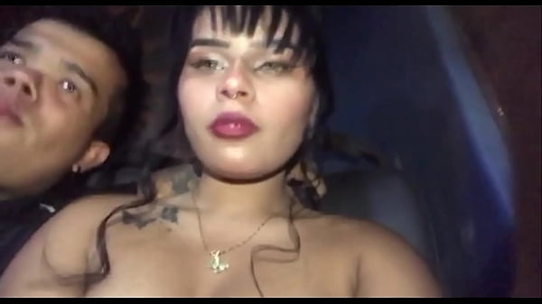 Download Video - mientras me acaricio las tetas en la buseta el enano que va delante  me observa se hace al lado m&iacute;o y se lo empiezo a chupar