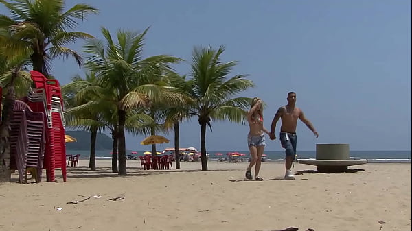 fiquei com tes&atilde;o e me masturbei com o dildo at&eacute; gozar