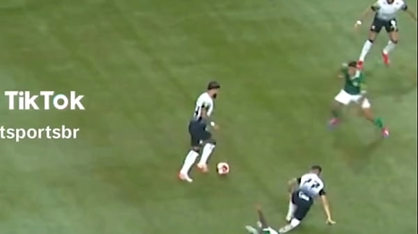 Corinthians fans make Palmeiras fans suckle