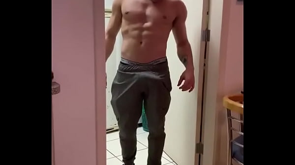 Victor Ferraz Exibindo o Pau Meia Bomba