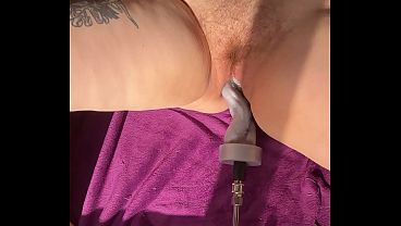 セックスマシンで巨大なおもちゃを使って自慰行為をする