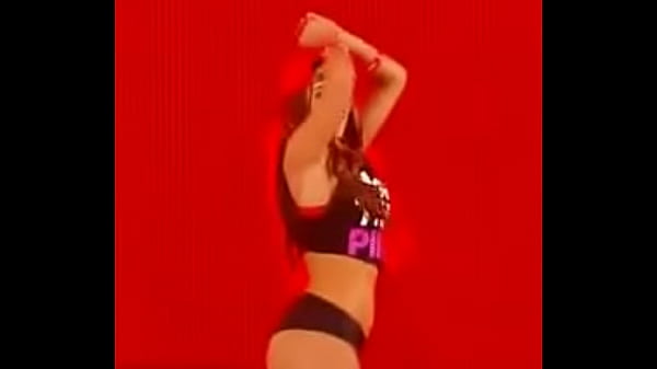 Nikki Bella booty shake.