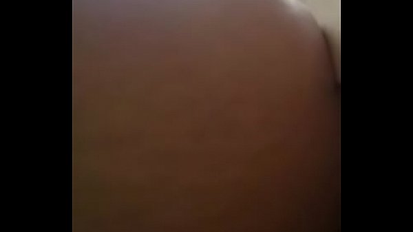 Gozando com vidro de creme no cu