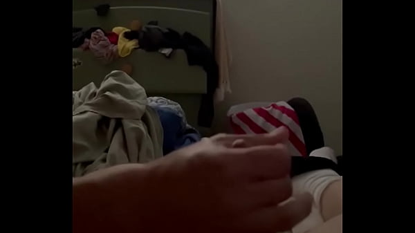 Hot Chick Donne Une Branlette À Un Petit Pénis Supplémentaire