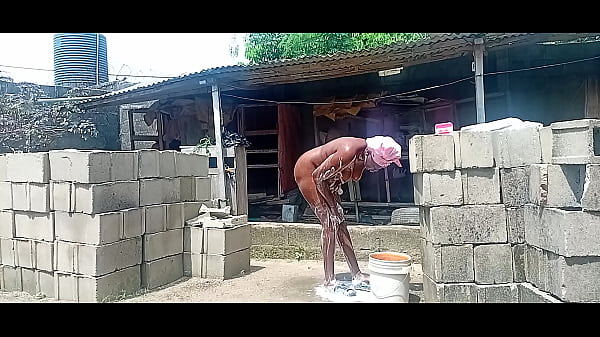 Download Video - Village girl that went outside to bath trying to seduce handsome guys in her compound