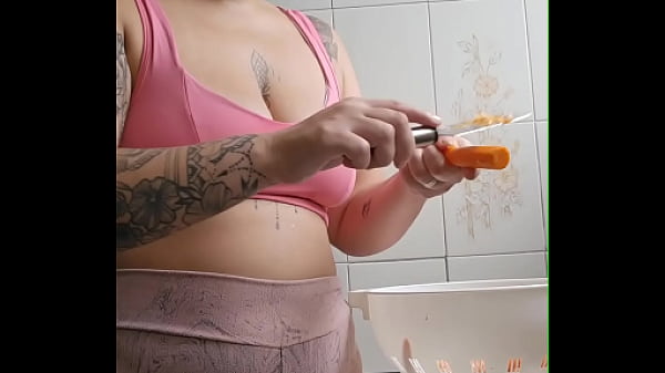 I'm going to invite my neighbor to have lunch here, I put on some really tight shorts that my pussy