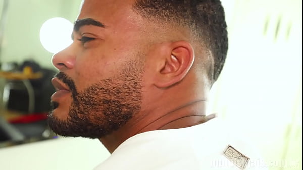 Amigos se declaram um pro outro e transam no g...