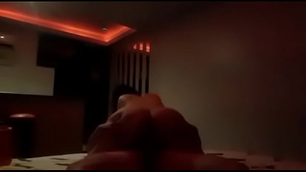 Jeune Fille Assise Chaude Au Motel