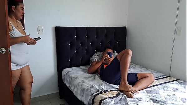 Download Video - Por equivocaci&oacute;n env&iacute;o fotos de mi verga a mi madrastra&period; Parte 1&period; Ella se pone cachonda