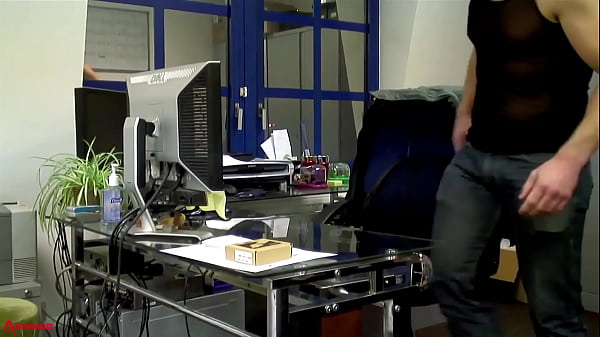 Alan Tokers s&eacute; masturba en &eacute;l trabaj&oacute;