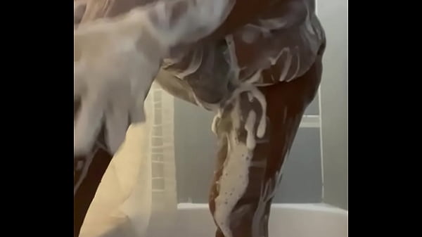 Bbw Se Frotte La Chatte Sous La Douche