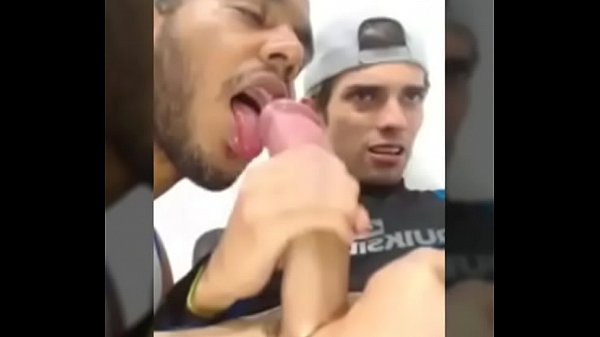 Download Video - chico latino dotado se pajea y lo maman