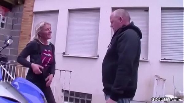 Download Video - Biker Mutti wird durchgefickt von Fremden auf ihrer Tour