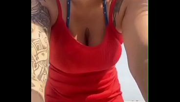 Esposa puta fica provocando seu amigo virgem na praia e quando chega em casa marido fode o cu dela e goza dentro sem camisinha