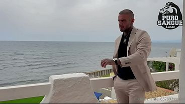 筋肉質のビジネスマンが、海辺の別荘で自慰行為をする