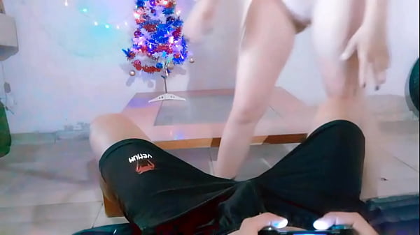 Est&aacute;ba muy tranquilo jugando y mi hermanastra decide darme su culo