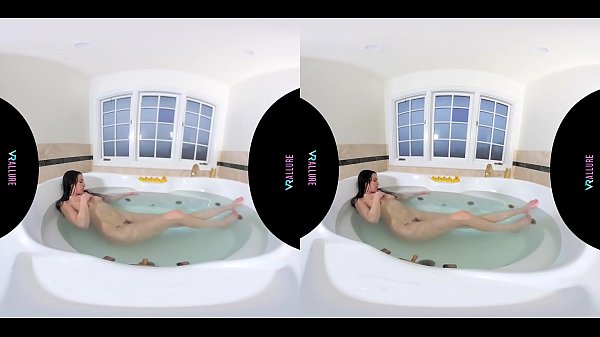 VRALLURE Beautiful Jade Baker masturbates in the bath
