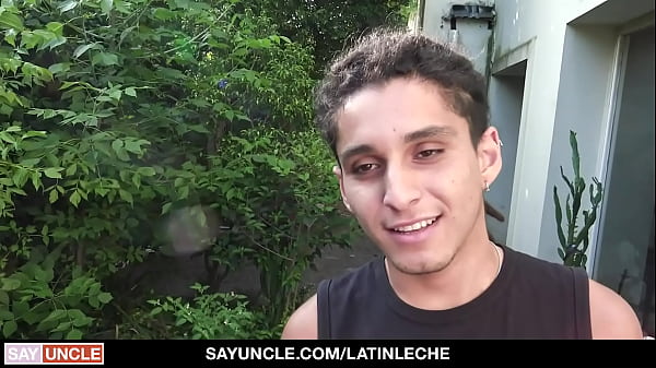 Dieser Junge Mit Grünen Augen Ist Wunderschön, Und Selbst Wenn Ich Ihn Angehört Habe, Um Meinen Pool Zu Reinigen, Muss Ich Sehen, Wie Er Mit Einem Schwanz Am Boden Seines Arsches Aussieht
